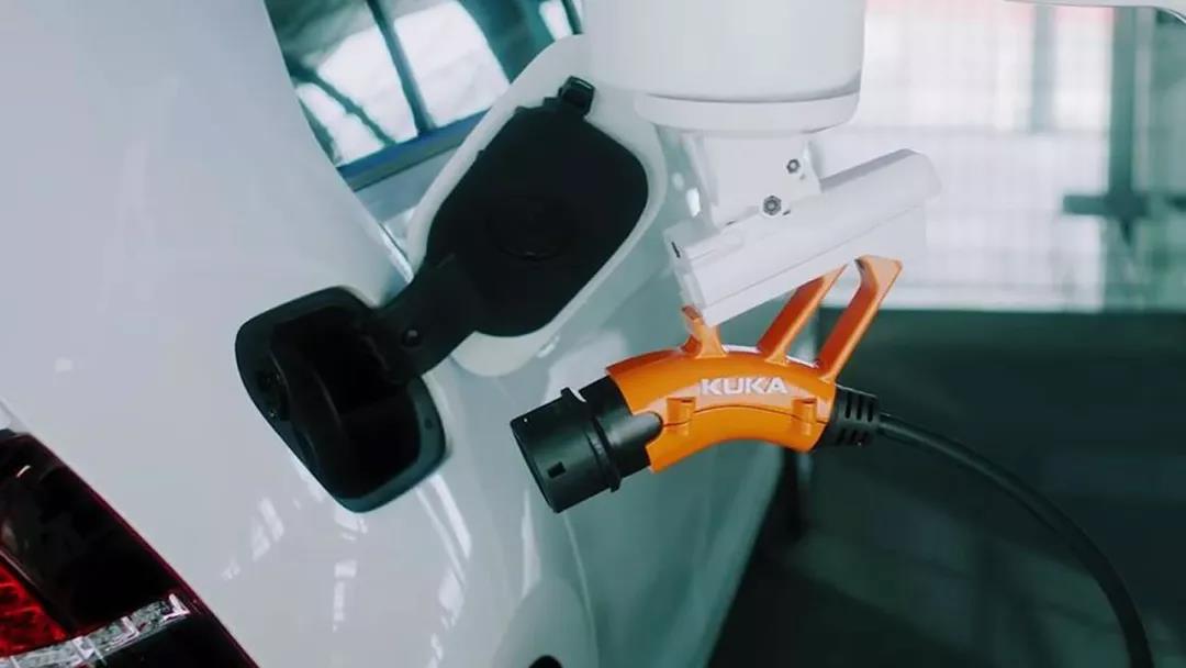 可协助汽车快速充电的机器人，自动扫描充电口了解一下！